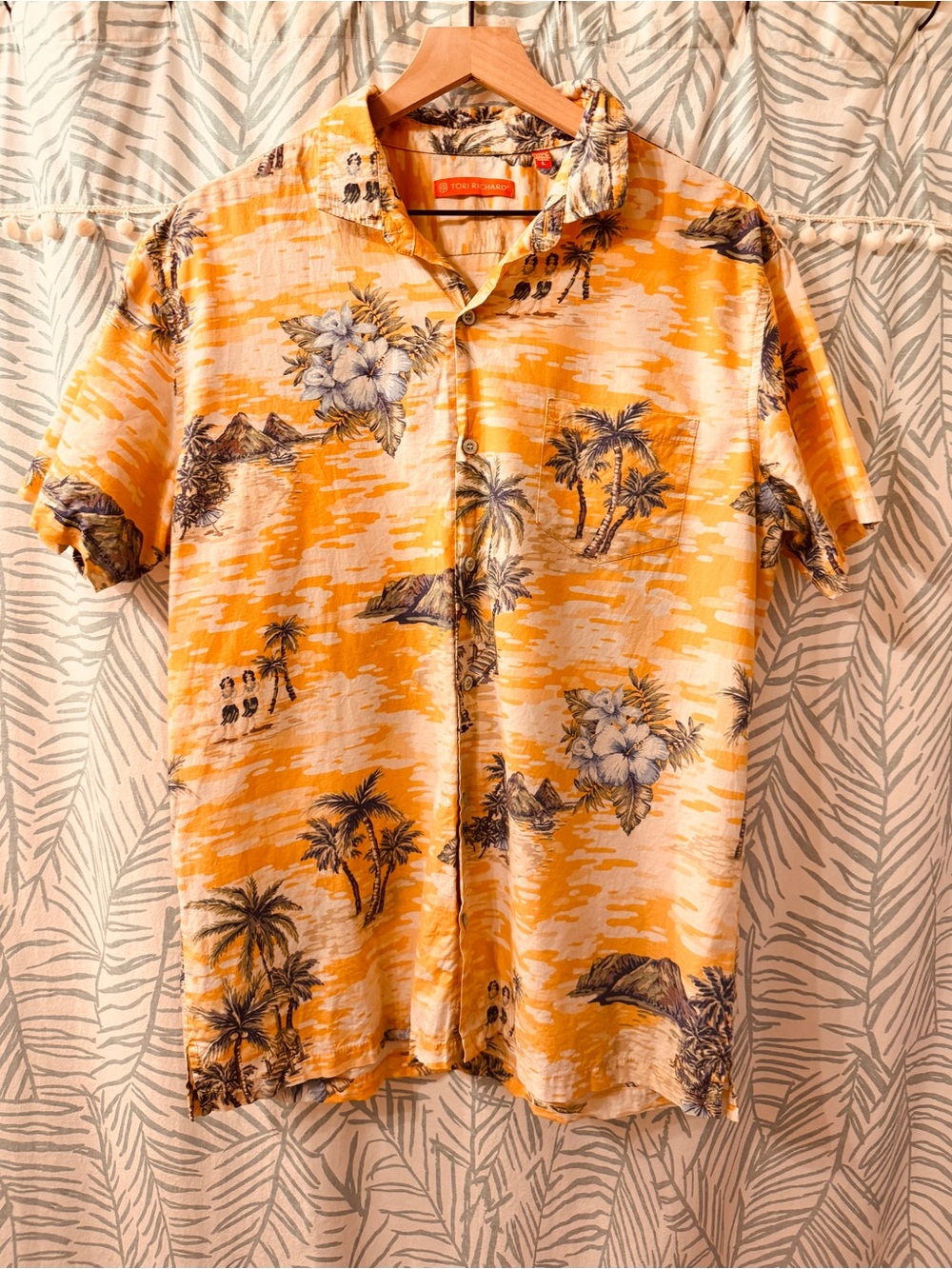 Tori Richard Men’s Ultra-Soft Cotton Lawn Aloha Shirt with Tropical Island Print